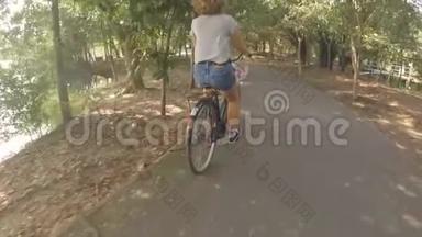 年轻的嬉皮士女子骑着老式自<strong>行车</strong>在城市公园骑自<strong>行车</strong>。 <strong>高清</strong>，Gopro慢速运动。